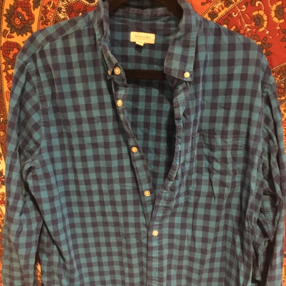 Men's blue checkered long sleeve button up
